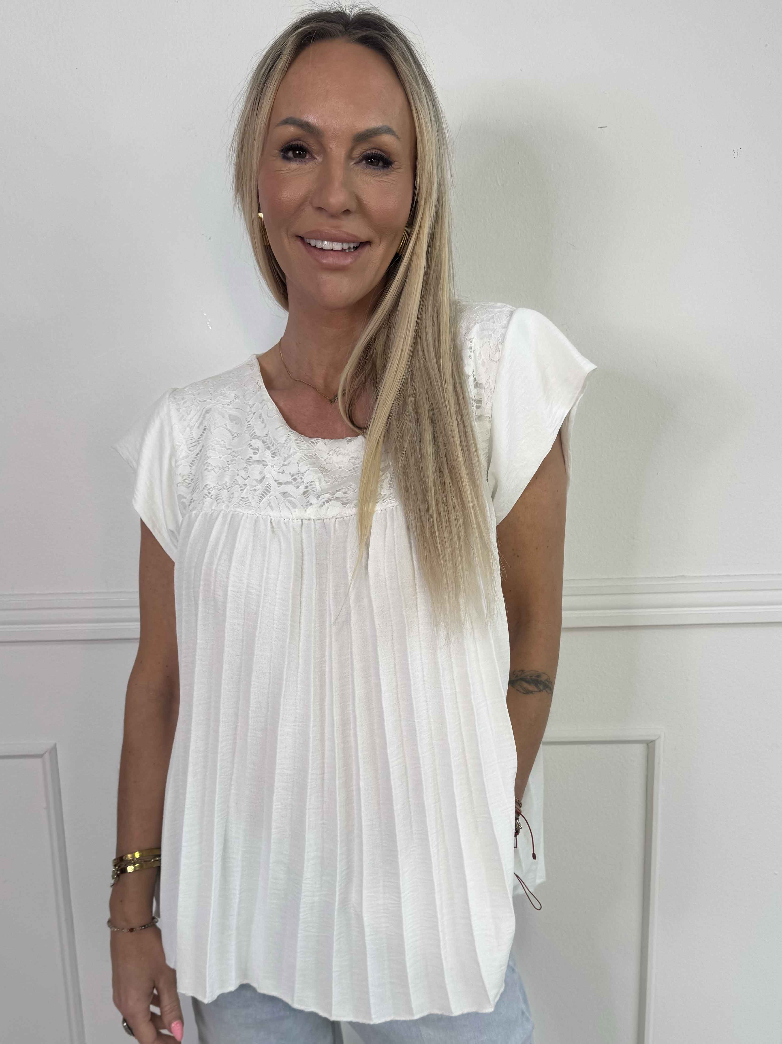 Nancy Lace Shirt - Sød tunika med plisseringer og blonde